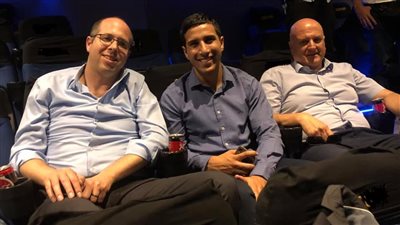 شاهد.. السفير الإسرائيلي يحضر عرض فيلم “الممر” بإحدى السينمات (صور)