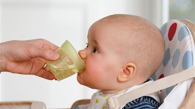 “بتجيب تسمم”.. احذر إعطاء طفلك المياه قبل عام حتى في عز الحر