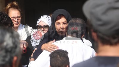 رجاء الجداوي تظهر بالحجاب أثناء تشييع جنازة والدة يسرا