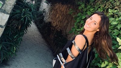 شاهد.. حلا شيحة تشارك أولادها اللعب على الرمال في الساحل الشمالي  (صور)