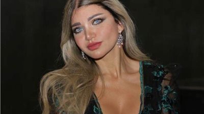 سارق يقتحم سيارة ياسمين الخطيب والإعلامية: “شكرا للحرامي العادل” (صورة)