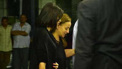 اللبنانية كارول سماحة تحرص على تقديم العزاء في والدة الفنانة يسرا 