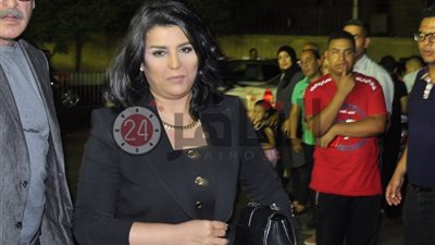 لميس الحديدي ومني الشاذلي يقدمان واجب العزاء في والدة الفنانة يسرا (صور)