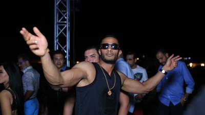 شاهد.. محمد رمضان يشعل الساحل الشمالي بـ”إنساي” (صور)