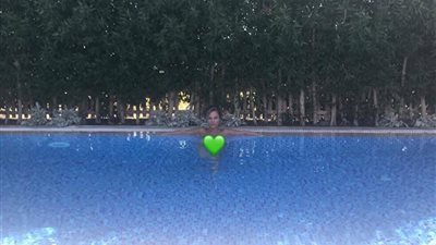 نيكول سابا تفاجئ جمهورها بصور عارية من داخل حمام السباحة (صور)