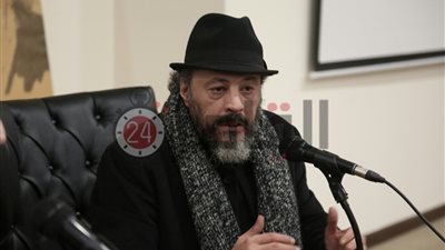 عمرو عبد الجليل يحيي الذكرى الأولى لوفاة محمد شرف بهذه الصورة (صورة)