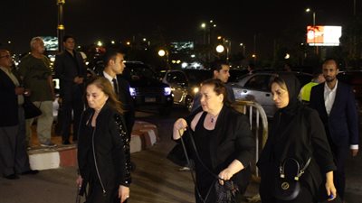 دلال عبد العزيز ودنيا سمير غانم وزوجها يحرصون على تقدم واجب العزاء في فاروق الفيشاوي