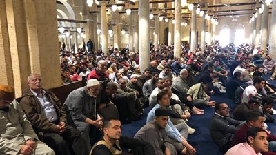 مواطن حاول مصافحة وزير الأوقاف.. تفاصيل جديدة فى قطع بث صلاة الجمعة بالحسين