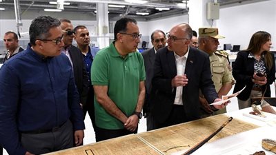 رئيس الوزراء يتفقد التابوت المُذهب للملك توت عنخ آمون بعد نقله للمتحف الكبير