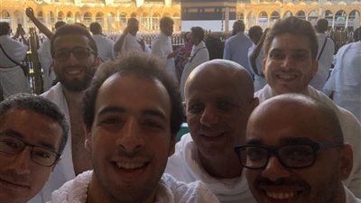 أحمد الغندور يرد على اتهاماته بالإلحاد بـ”سيلفي من أمام الكعبة” (صورة)