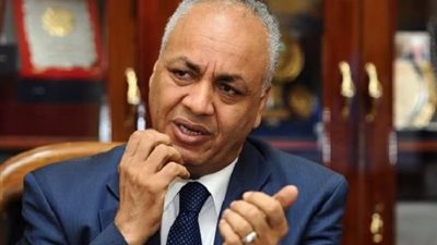 مصطفى بكري: تحذير بريطانيا بتعليق رحلات الطيران يضع علامات استفهام حول حادث معهد الأورام (فيديو)