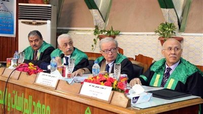 وزير التعليم يناقش رسالة دكتوراة عن التعلم الإلكتروني وتخفيف الأعباء بالدولة