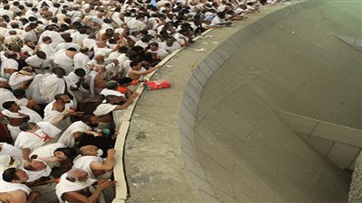 الحجاج يواصلون رمي الجمرات في ثاني أيام عيد الأضحي