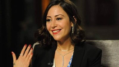 منة شلبي تقضي العيد مع والدتها زيزي مصطفى (صورة)