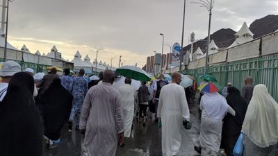 للمرة الثانية.. سقوط أمطار رعدية على الحجاج في “منى”.. ورئيس البعثة يطمأن على المصريين
