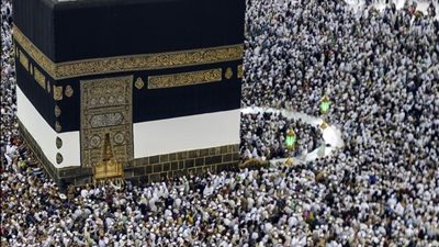 ضيوف الرحمن يؤدون طواف الوداع استعدادًا لمغادرة المملكة