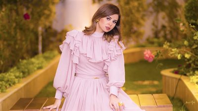 منة عرفة في إطلاله جريئة بـ”كاش مايوه” ومتابعون يشبهونها بسيلينا جوميز” (صورة)