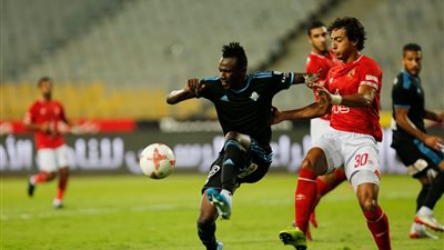شاهد.. بيراميدز يسجل الهدف الأول في شباك الأهلي (فيديو)