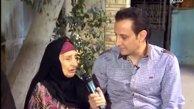 طارق علام يهدي رحلة عمرة لسيدة فقدت أولادها السبعة (فيديو)