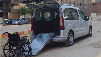 “توصيلة”.. حكاية عائلة ترسم البسمة على وجوه ذوي الاحتياجات الخاصة بـ”سيارة”