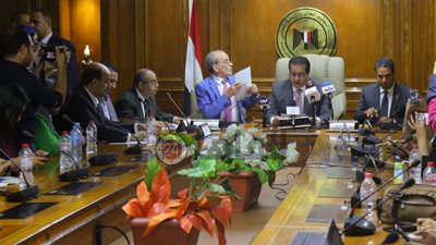 وزير التعليم العالي يرأس اجتماع اللجنة العليا للمشروعات القومية ويوجه بسرعة إنجاز المشروعات