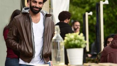 محمد صلاح يجري على المياه ويروج لإحدى الماركات العالمية بطريقته الخاصة (فيديو)