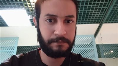 طبيب يقطع شرايينه بـ”مشرط تالم” في الأقصر وينشر الصور على “فيس بوك”.. وأصدقاؤه: ادعوله (صور)