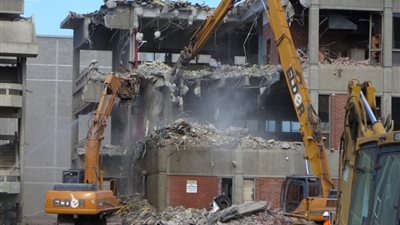 صعيدي يقنع “تعليم قنا” بتبرعه لبناء 3 مدارس آيلة للسقوط: “سرق الخردة وهرب”