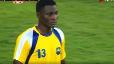 الأهلي يسجل الهدف التاسع بنيران صديقة في شباك اطلع برة