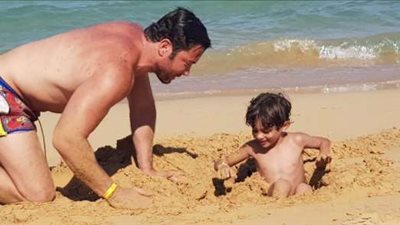 القصة الكاملة لتبني تامر شلتوت طفل عمره 5 سنوات.. ولماذا قام بضربه؟