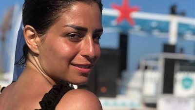 بعد إصابتها الأخيرة.. بكيني منة فضالي يعود مجددًا من الساحل الشمالي (صور)