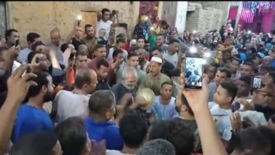 شوارع الأقصر تكتظ بـ آلاف المواطنين احتفالًا بالمولد النبوي الشريف