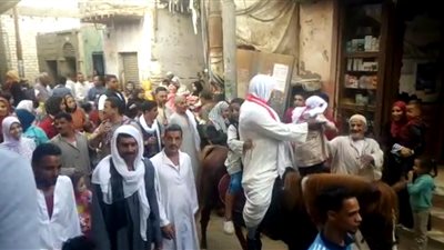 نساء ورجال وأطفال وسيوف في احتفالات المولد النبوي بقرى المنيا | صور وفيديو