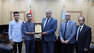 بتقديم دروع الوفاء.. طلاب كلية طب بنين الأزهر بالقاهرة يكرمون أساتذتهم