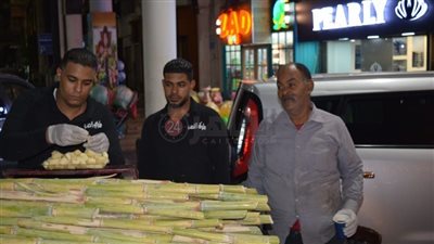 زوّج إخوته وعلّم أبناءه بعربة يد.. قصة أقدم بائع قصب ببورسعيد | صور وفيديو 