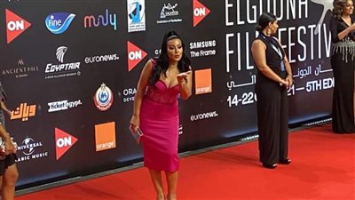 بالقبلات.. سمية الخشاب تظهر بإطلالة ناعمة وتحيي جمهور مهرجان الجونة السينمائي