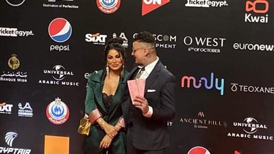 بوسة وإطلالة جريئة.. أول ظهور لـ الفيشاوي وزوجته على ريد كاربت الجونة
