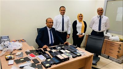 جمارك مطار القاهرة الدولي تضبط محاولتي تهريب هواتف وسيف معدني