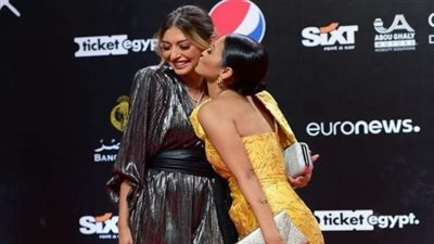 قبلات مي وميار الغيطي على ريد كاربت الجونة السينمائي | صور