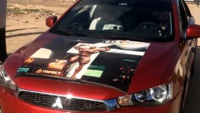 سيارات مزينة.. أسرة البطل بيج رامي تستعد لـ استقباله بمطار القاهرة