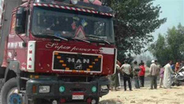 سيارة نقل ثقيل تسير