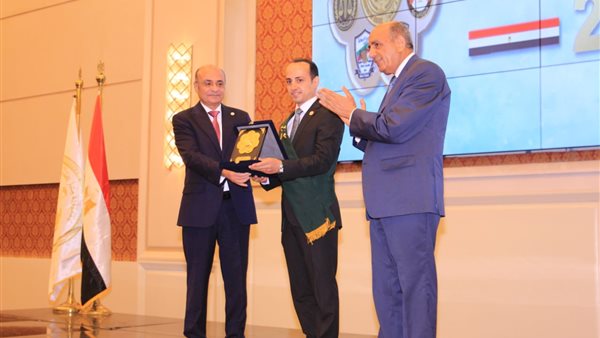 جانب من تكريم وزير