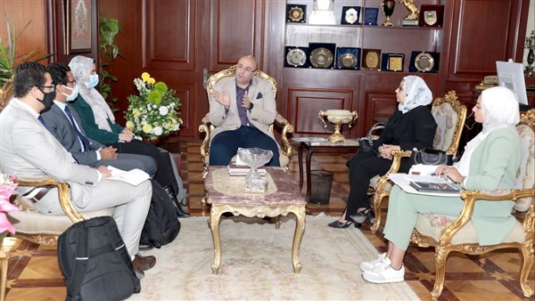 محافظ بني سويف وفريق