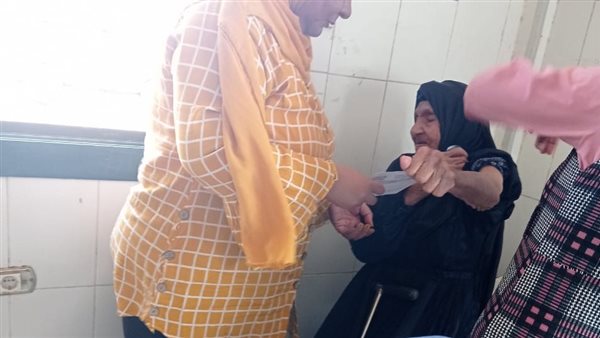 السيدة المسنة أثناء