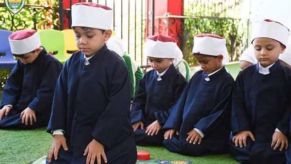 الاطفال أثناء الصلاة