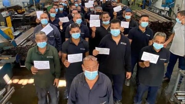 العمال بعد تطعيمهم