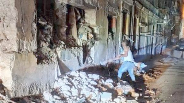 عقار آيل للسقوط بغرب