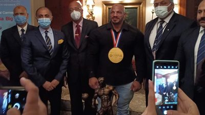 الطيران المدني تحتفي بـ بيج رامي وتنشر صور استقباله بمطاري القاهرة ونيويورك