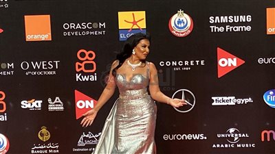 فستان سيلفر وألماس.. سمية الخشاب تتألق على ريد كاربت مهرجان الجونة السينمائي