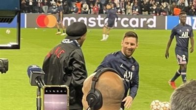 ميسي يتلقي رونالدينيو بملعب مباراة باريس سان جيرمان ولايبزيج